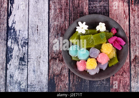 Bunte Thai gedämpft Schicht Kuchen in Würfel und Form rose, rufen Khanom Chan in Thai. Stockfoto