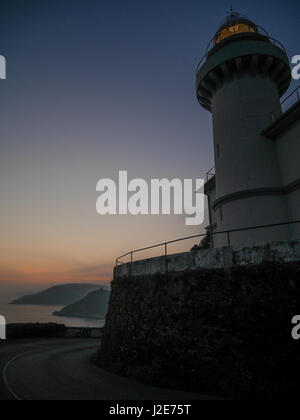 Leuchtturm Leuchtturm Strahl durch marine Luft in der Nacht Stockfoto