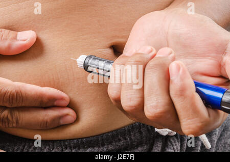 Mannhände Injektion mit Insulin-Pen oder Spritze machen. Stockfoto