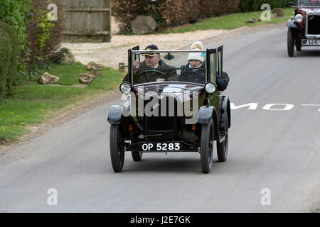 Austin Seven Auto auf einer Landstraße, Gloucestershire, UK Stockfoto