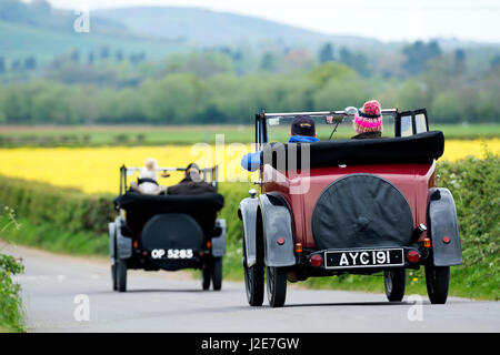 Austin Seven Autos auf einer Landstraße in den Cotswolds, Gloucestershire, UK Stockfoto