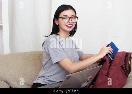 Studentin, Notizbücher aus ihrer Tasche. Stockfoto