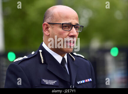 Metropolitan Police Deputy Assistant Commissioner Neil Basu spricht zu den Medien außerhalb New Scotland Yard, London, nachdem eine Frau in ihren Zwanzigern von Polizei und vier Personen verhaftet, während Terror-Razzien in London und Kent angeschossen wurde. Stockfoto