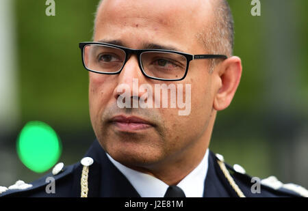 Metropolitan Police Deputy Assistant Commissioner Neil Basu spricht zu den Medien außerhalb New Scotland Yard, London, nachdem eine Frau in ihren Zwanzigern von Polizei und vier Personen verhaftet, während Terror-Razzien in London und Kent angeschossen wurde. Stockfoto