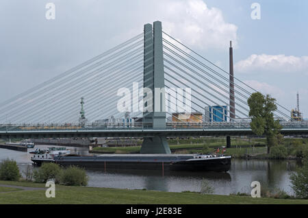 Frachtschiff auf dem Hauptfluss vor einem Industriegebiet in Frankfurt, Deutschland Stockfoto