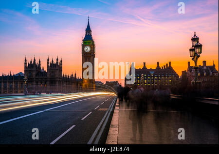Leichte Wanderwege vor Big Ben, Abenddämmerung, Abendlicht, Sonnenuntergang, Houses of Parliament, Westminster Bridge, City of Westminster