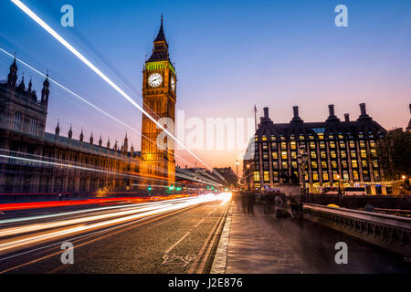 Leichte Wanderwege vor Big Ben, Abenddämmerung, Abendlicht, Sonnenuntergang, Houses of Parliament, Westminster Bridge, City of Westminster Stockfoto