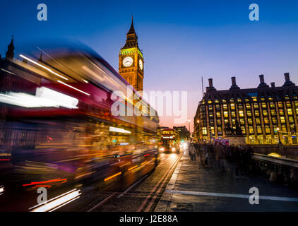 Roten Doppeldecker-Bus vor Big Ben, Abenddämmerung, Abendlicht, Sonnenuntergang, Houses of Parliament, Westminster Bridge Stockfoto