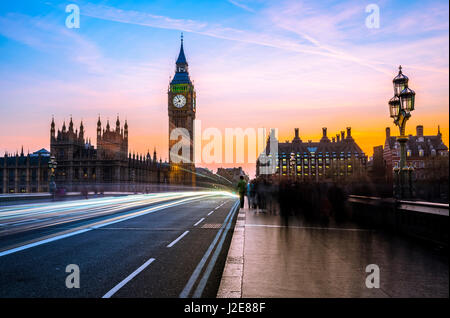 Leichte Wanderwege vor Big Ben, Abenddämmerung, Abendlicht, Sonnenuntergang, Houses of Parliament, Westminster Bridge, City of Westminster