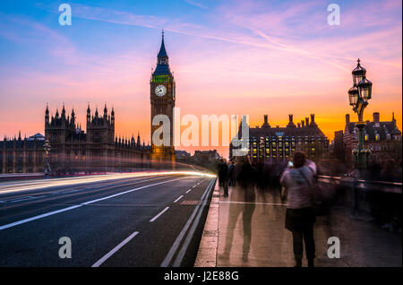 Leichte Wanderwege vor Big Ben, Abenddämmerung, Abendlicht, Sonnenuntergang, Houses of Parliament, Westminster Bridge, City of Westminster