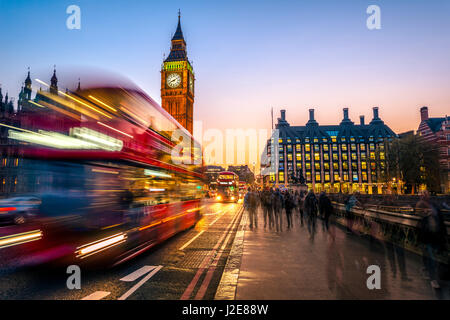 Roten Doppeldecker-Bus vor Big Ben, Abenddämmerung, Abendlicht, Sonnenuntergang, Houses of Parliament, Westminster Bridge Stockfoto