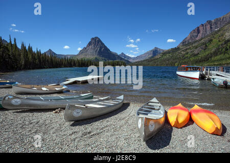 Kanus am Ufer des zwei Medicine Lake, Sinopah Berg hinten, Glacier National Park, Montana, USA Stockfoto