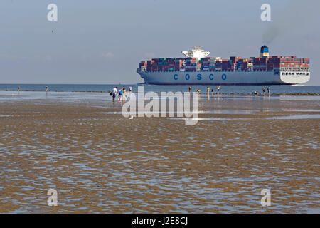 Containerschiff in das Wattenmeer, Cuxhaven, Niedersachsen, Deutschland Stockfoto