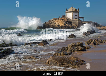 Capela Senhor da Pedra, Kapelle bei Sturm, schäumende Wellen, Portugal Stockfoto