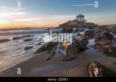 Capela do Senhor da Pedra, Kapelle, Felsiger Strand, Portugal Stockfoto