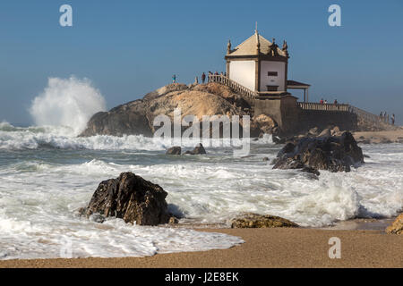 Capela Senhor da Pedra, Kapelle bei Sturm, schäumende Wellen, Portugal Stockfoto