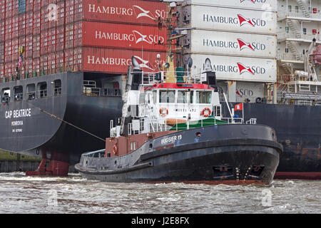 Voll beladenes Containerschiff Cap Beatrice wird von Schleppern, Hafen Hamburg, Hamburg, Deutschland, gezogen Stockfoto