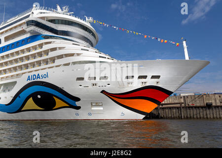 Kreuzfahrtschiff AIDAsol am Cruise terminal Hamburg Cruise Center, Hamburg, Deutschland Stockfoto