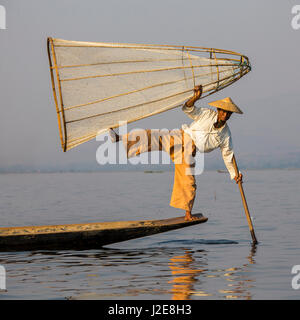 Bein Rudern Stil, Intha Fischern am Inle-See, Myanmar Stockfoto