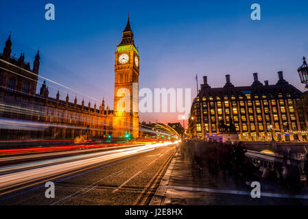 Leichte Wanderwege vor Big Ben, Abenddämmerung, Abendlicht, Sonnenuntergang, Houses of Parliament, Westminster Bridge, City of Westminster Stockfoto