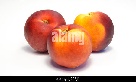 süße frische Nektarinen, Pfirsich isoliert auf weißem Hintergrund Stockfoto