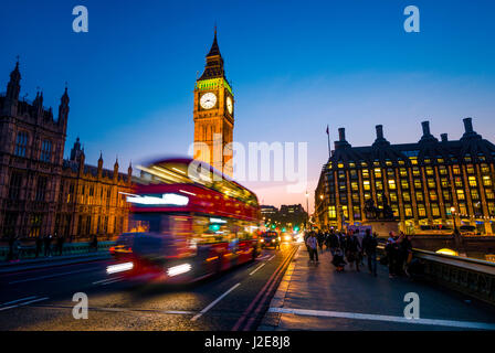 Roten Doppeldecker-Bus vor Big Ben, Abenddämmerung, Abendlicht, Sonnenuntergang, Houses of Parliament, Westminster Bridge Stockfoto