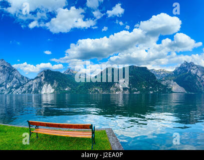 Holzbank in der Nähe von Traunsee Sommer See (Traunkirchen, Österreich). Stockfoto