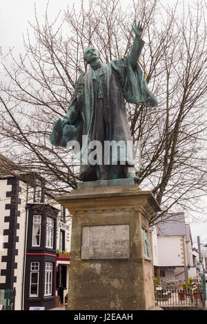 Die Statue von Thomas Edward Ellis auf der High Street von Bala Stockfoto