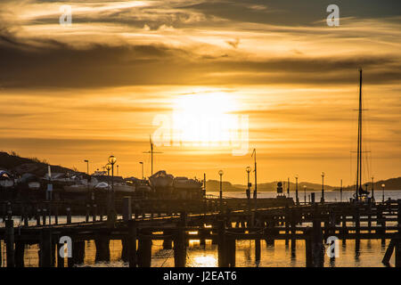 Orange und gelb Himmel über Hafen Sonnenuntergang Boote Stockfoto