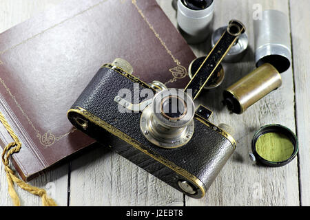 Vintage Leica ich Kamera mit Zubehör auf hölzernen Hintergrund Stockfoto