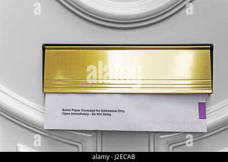 Stimmzettel für die Briefwahl in UK Wahlen im Briefkasten. Stockfoto