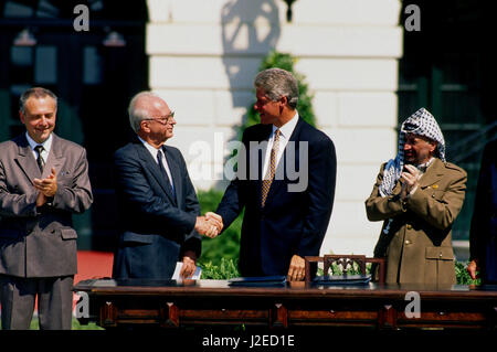 Vom linken russischen Außenminister Andrey Kozyrev israelischen Ministerpräsidenten Yitzhak Rabin Händeschütteln mit Präsident William Clinton als Palästina Befreiung-Organisation-Vorsitzender Yasser Arafat begrüßt die Unterzeichnung des israelisch-palästinensischen Declaration of Principles Friedensvereinbarungen Preisverleihung Süden Rasen des weißen Hauses, Washington, DC., 13. September 1993. Foto: Mark Reinstein Stockfoto