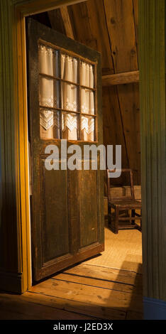 Geöffnet Tür zum Bad in der oberen Etage innerhalb eines alten französischen Regime Landhausstil 1752 Wohnhaus Stockfoto