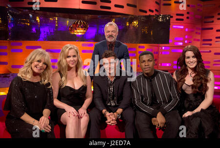 Gastgeber Graham Norton mit (links nach rechts sitzend) Amy Schumer, Orlando Bloom, John Boyega, Goldie Hawn und Lucie Jones während der Dreharbeiten zu the Graham Norton Show in The Studios in London am Freitag auf BBC One ausgestrahlt werden. Stockfoto