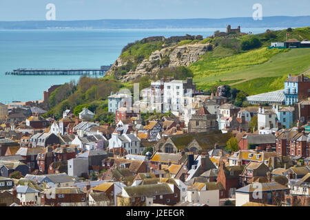 Blick über Hastings Altstadt von Osthügel auf die Burg auf dem Burgberg, Sussex, England, UK, GB Stockfoto