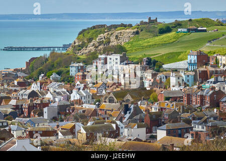 Blick über Hastings Altstadt von Osthügel auf die Burg auf dem Burgberg, Sussex, England, UK, GB Stockfoto