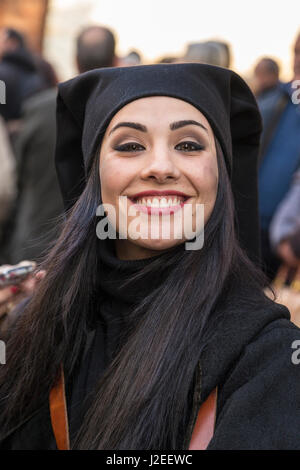 Italien, Sardinien, Gavoi. Lächelnde Frau in schwarz gekleidet, Teilnahme an einer traditionellen heidnischen Feier. Stockfoto