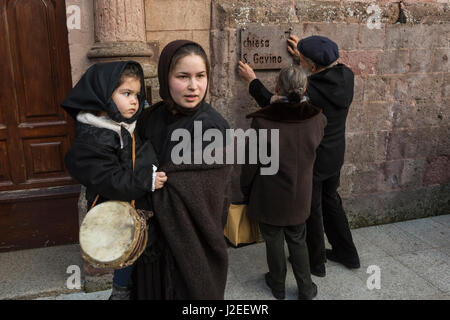 Italien, Sardinien, Gavoi. Mutter und Kind in schwarz gekleidet mit einer Trommel, Teilnahme an einer traditionellen heidnischen Feier. Stockfoto