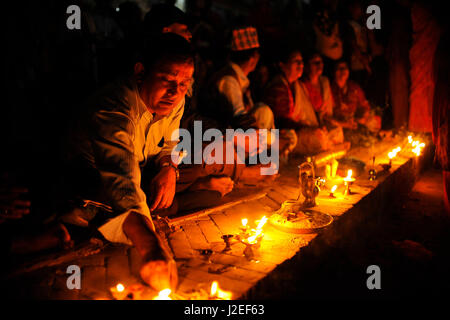 Kathmandu, Nepal. 27. April 2017. Nepalesische Anhänger bietet Ritualgebet Opfergabe butter Lampen an einem ersten Tag des Festivals Beginn am Pulchowk, Laltipur, Nepal auf Donnerstag, 27. April 2017. Das längste Festival von Nepal weiterhin Rato Machindranath Festival durch ziehen den Wagen aus 1. Mai 2017 aus Pulchowk. Rato Machindranath wird auch als "Gott des Regen" gesagt und Hindus und Buddhisten verehren die Machindranath in der Hoffnung auf gute Regen um Dürre während der Reis Plantage Saison zu verhindern. Bildnachweis: Narayan Maharjan/Pacific Press/Alamy Live-Nachrichten Stockfoto