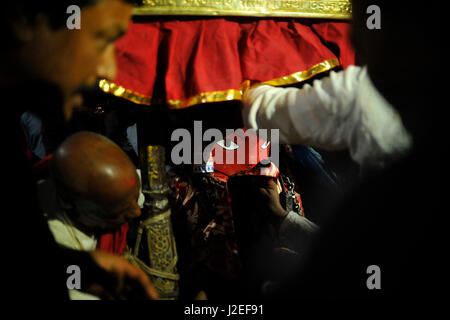 Kathmandu, Nepal. 27. April 2017. Priester, die Vermittlung von Idol Rato Machindranath von Machindra Bahal in Richtung Wagen an einem ersten Tag des Festivals Beginn am Machindra Bahal, Laltipur, Nepal auf Donnerstag, 27. April 2017 zu tragen. Das längste Festival von Nepal weiterhin Rato Machindranath Festival durch ziehen den Wagen aus 1. Mai 2017 aus Pulchowk. Rato Machindranath wird auch als "Gott des Regen" gesagt und Hindus und Buddhisten verehren die Machindranath in der Hoffnung auf gute Regen um Dürre während der Reis Plantage Saison zu verhindern. Bildnachweis: Narayan Maharjan/Pacific Press/Alamy Live-Nachrichten Stockfoto