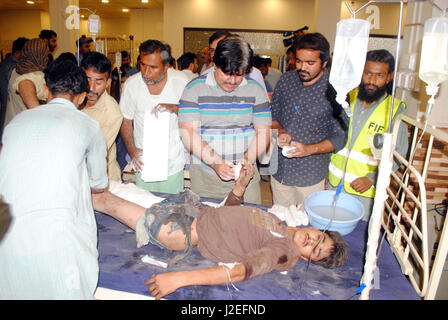 Hyderabad, Pakistan. 27. April 2017. (Anmerkung der Redaktion: Bild enthält unzulässige Inhalte.) Eine verletzte Person einer Gas-Zylinder-Explosion mit Behandlung bei zivilen Krankenhaus hat er verlor seinen beiden Händen und 1 Bein aufgrund der Explosion. Bildnachweis: Janali Laghari/Pacific Press/Alamy Live-Nachrichten Stockfoto