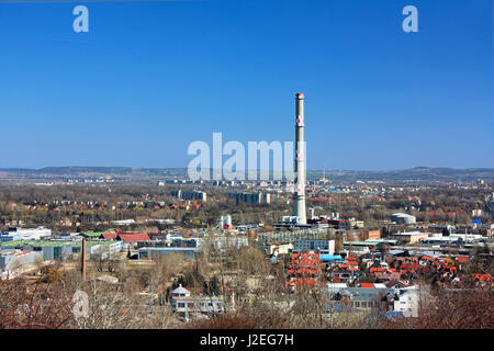 Schornstein Industriegebiet mit Häusern und blauer Himmel Stockfoto