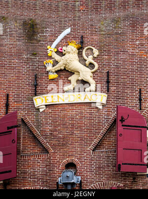 Deen verflixt Wappen Amsterdam Holland Niederlande. Auf Gebäude mit Blick auf den Kanal. Stockfoto