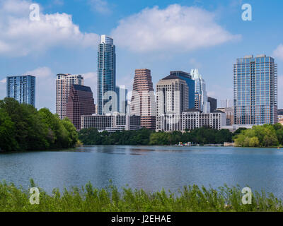 Skyline von der Promenade Trail Lady Bird Lake, Austin, Texas. Stockfoto