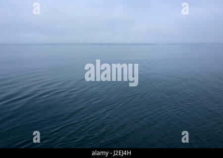 Norwegen. Svalbard. Nordaustlandet Insel. Ruhiges Wasser und bewölktem Himmel. Stockfoto