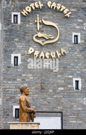 Rumänien, Transsilvanien, Tihuta Pass, Berg Gebäude des Passes auch bekannt als der Borgo-Pass in dem Roman Dracula, Hotel Castel Dracula, Statue des Autors Bram Stoker Stockfoto