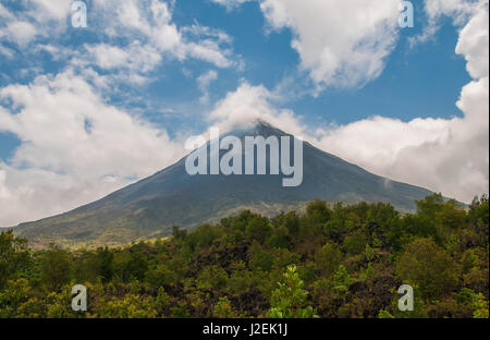 Landschaft des Vulkans Arenal in der Nähe von La Fortuna mit vulkanischer Aktivität (Wasserdampf und Asche) und dem tropischen Regenwald in Costa Rica. Stockfoto