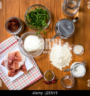 Inhaltsstoffe auf Holztisch in der Küche, High Angle View Stockfoto