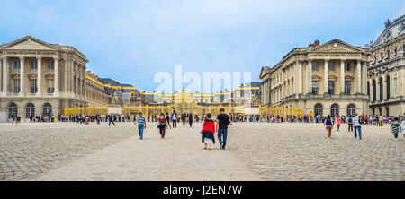 Frankreich, Ile-de-France, Schloss Versailles, Blick auf die golden Gate of Honour von Platz dAarmes Stockfoto