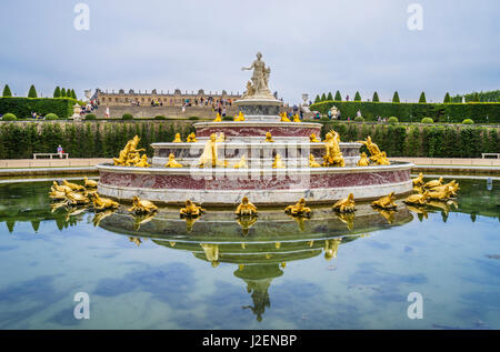 Frankreich, Ile-de-France, Schloss von Versailles, Zuckerbäckerstil Latona-Brunnen in den Gärten von Versailles Stockfoto